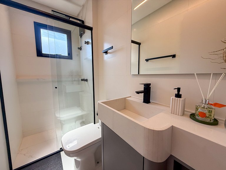 226 - Apartamento com 3 suítes praia de Mariscal