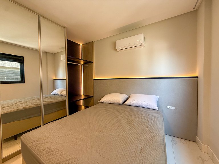 226 - Apartamento com 3 suítes praia de Mariscal