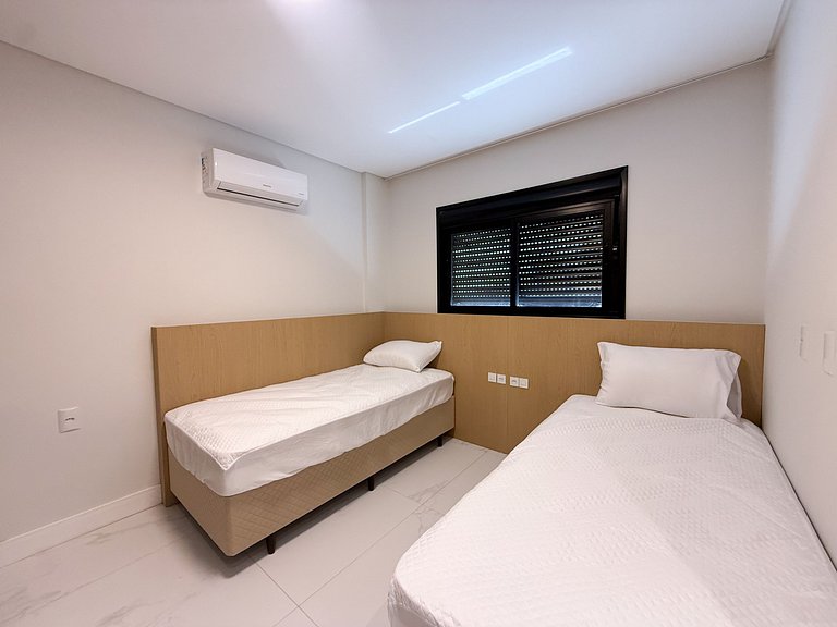 226 - Apartamento com 3 suítes praia de Mariscal