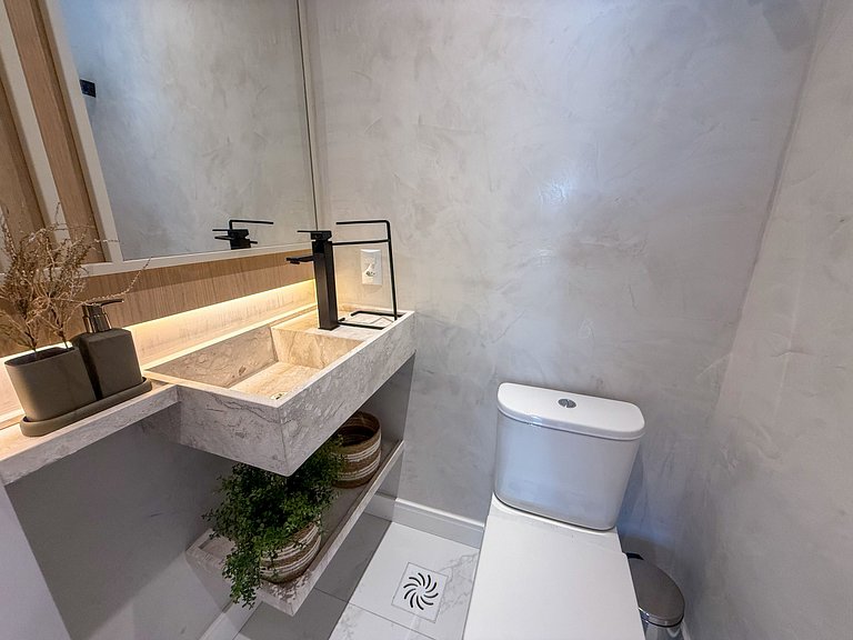 226 - Apartamento com 3 suítes praia de Mariscal