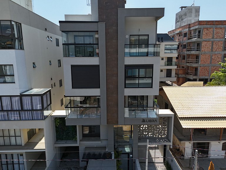 226 - Apartamento com 3 suítes praia de Mariscal