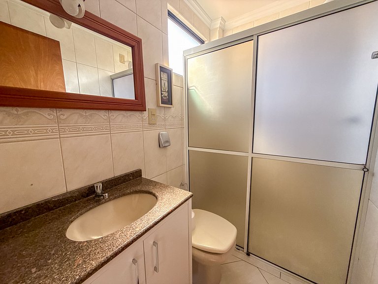 267 - Apto na Av. principal a 50m da praia de Bombas