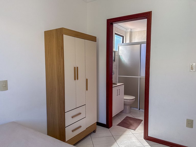 267 - Apto na Av. principal a 50m da praia de Bombas