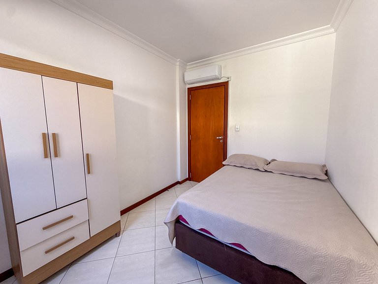 267 - Apto na Av. principal a 50m da praia de Bombas