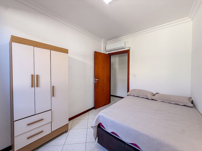 267 - Apto na Av. principal a 50m da praia de Bombas