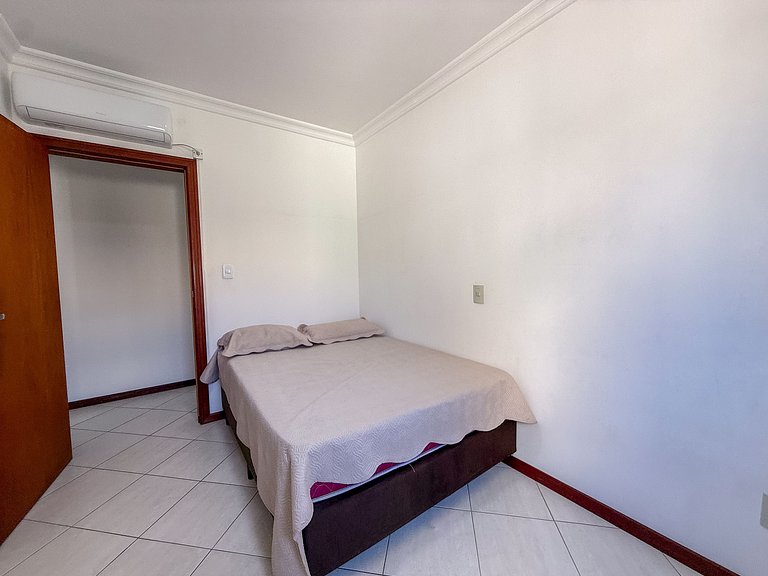 267 - Apto na Av. principal a 50m da praia de Bombas