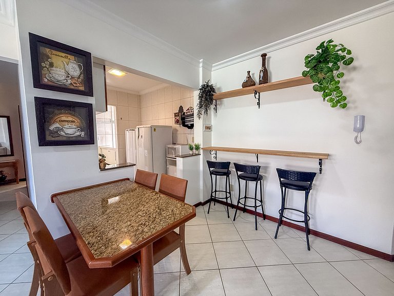 267 - Apto na Av. principal a 50m da praia de Bombas