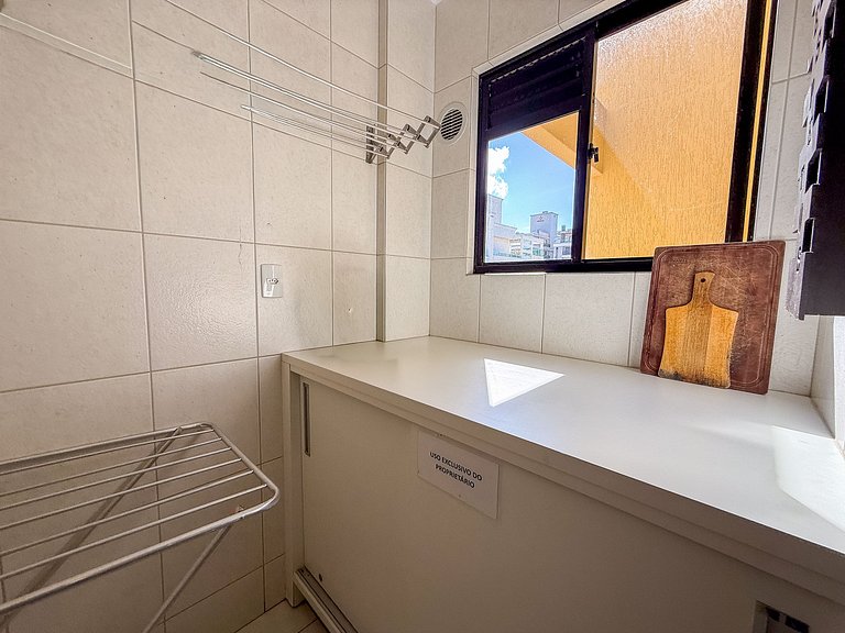 267 - Apto na Av. principal a 50m da praia de Bombas