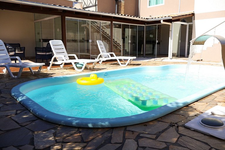 424 - Casa Com 04 Quartos e Piscina em Zimbros