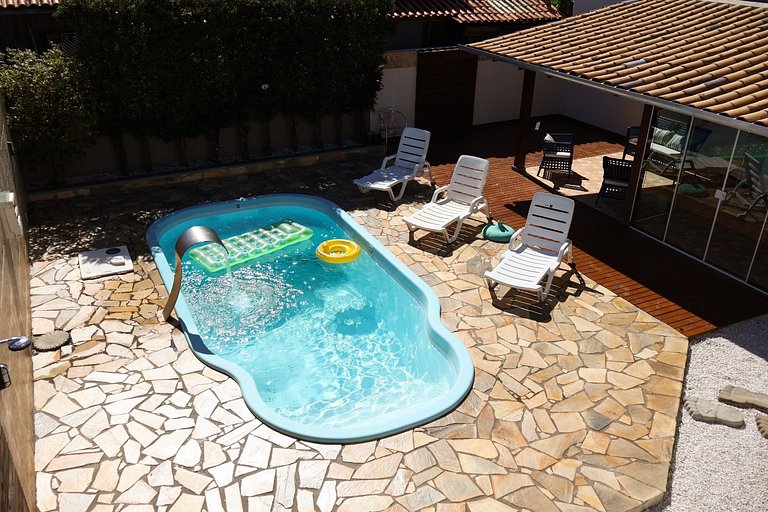 424 - Casa Com 04 Quartos e Piscina em Zimbros