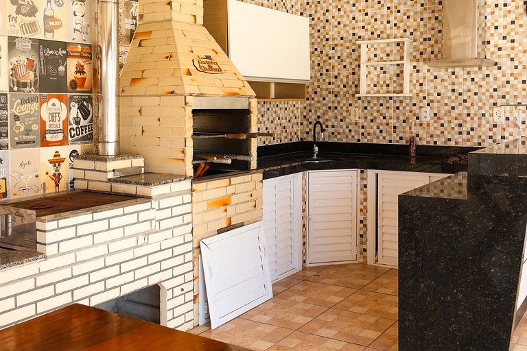 424 - Casa Com 04 Quartos e Piscina em Zimbros