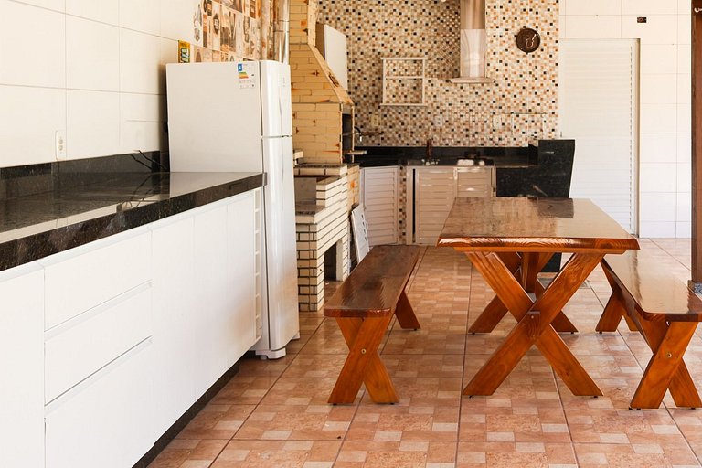 Casa Com 04 Quartos e Piscina em Zimbros