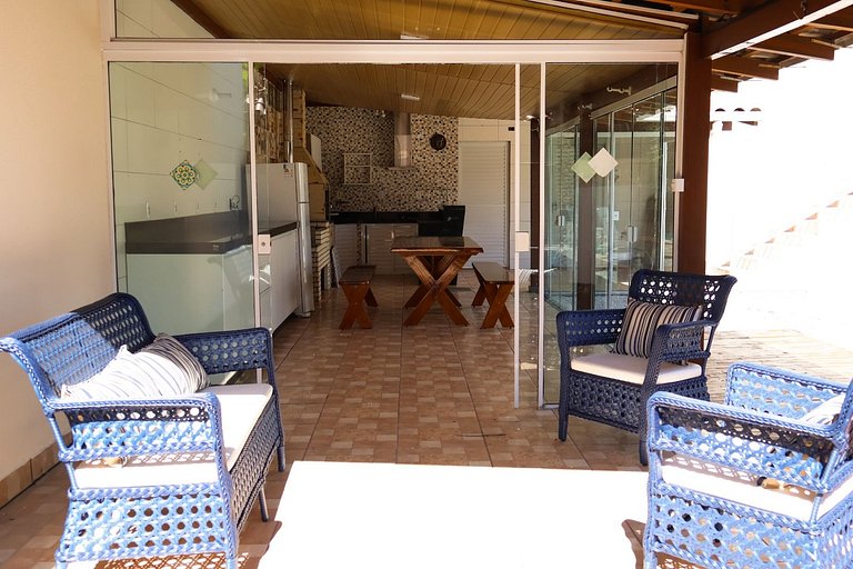 Casa Com 04 Quartos e Piscina em Zimbros