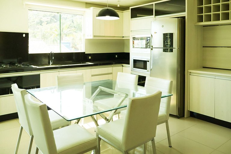 424 - Casa Com 04 Quartos e Piscina em Zimbros