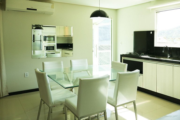 424 - Casa Com 04 Quartos e Piscina em Zimbros