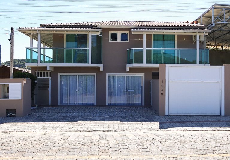 424 - Casa Com 04 Quartos e Piscina em Zimbros