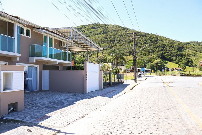 424 - Casa Com 04 Quartos e Piscina em Zimbros