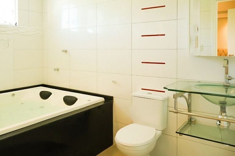 Casa Com 04 Quartos e Piscina em Zimbros