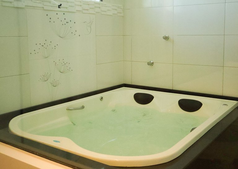 424 - Casa Com 04 Quartos e Piscina em Zimbros