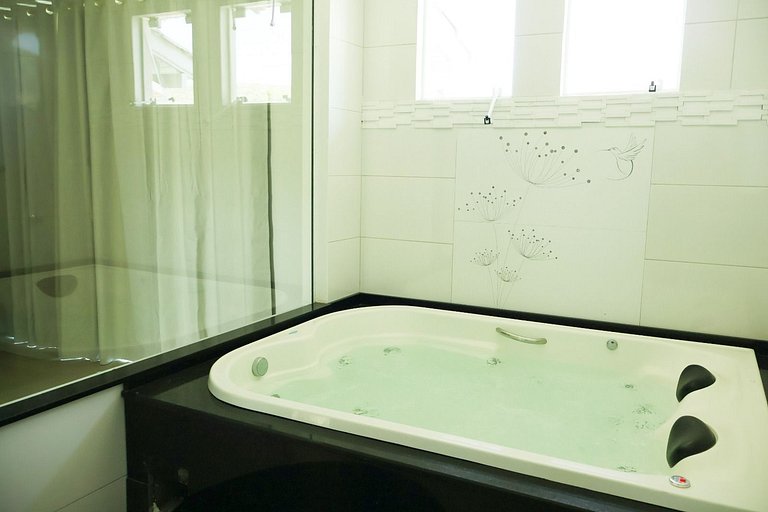 Casa Com 04 Quartos e Piscina em Zimbros