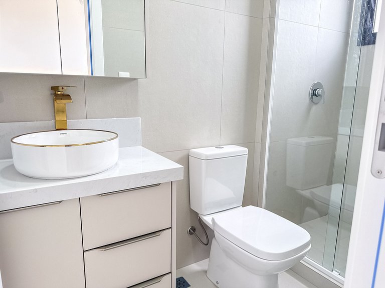 258 - Apartamento com 3 suítes praia de Bombas