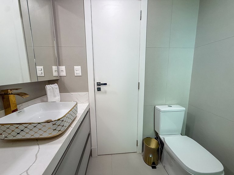 258 - Apartamento com 3 suítes praia de Bombas