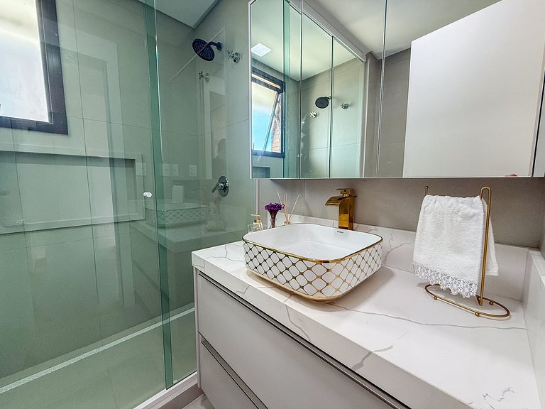 258 - Apartamento com 3 suítes praia de Bombas