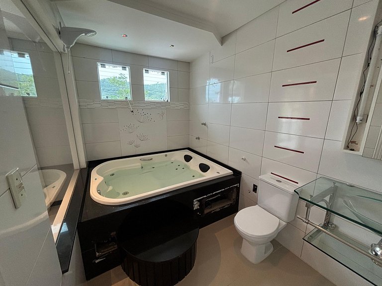 424 - Casa Com 04 Quartos e Piscina em Zimbros