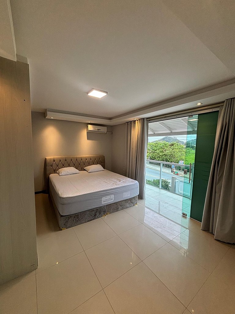 424 - Casa Com 04 Quartos e Piscina em Zimbros