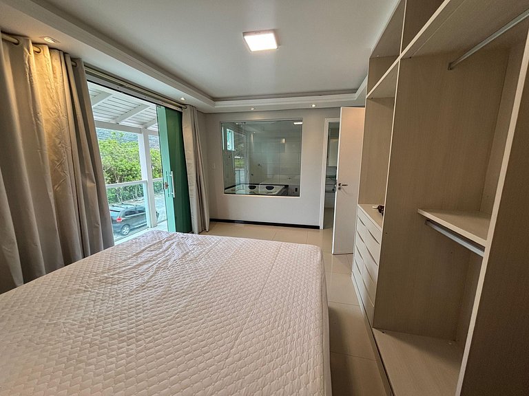 424 - Casa Com 04 Quartos e Piscina em Zimbros