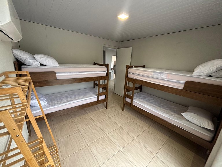 424 - Casa Com 04 Quartos e Piscina em Zimbros