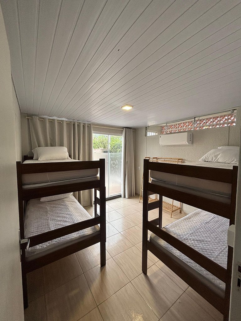 Casa Com 04 Quartos e Piscina em Zimbros