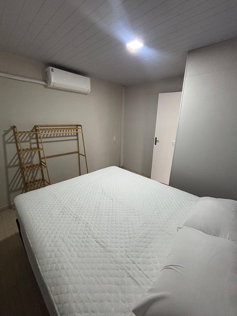 Casa Com 04 Quartos e Piscina em Zimbros