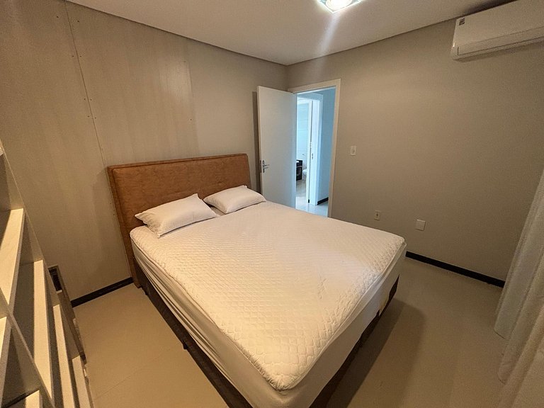 424 - Casa Com 04 Quartos e Piscina em Zimbros