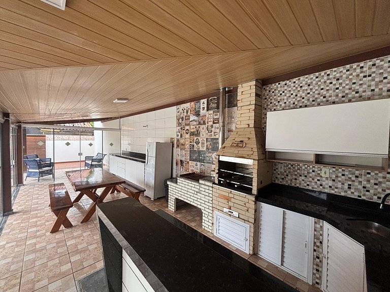 Casa Com 04 Quartos e Piscina em Zimbros