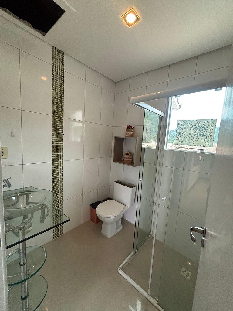 424 - Casa Com 04 Quartos e Piscina em Zimbros