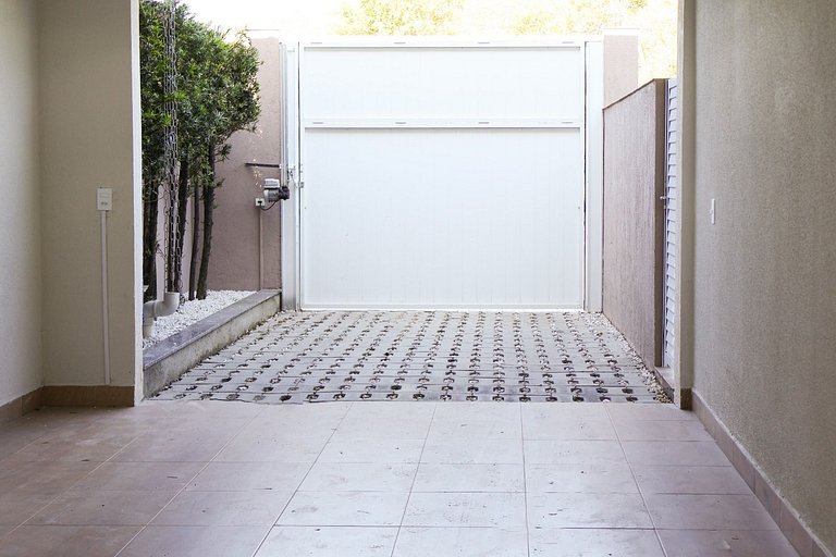 Casa Com 04 Quartos e Piscina em Zimbros