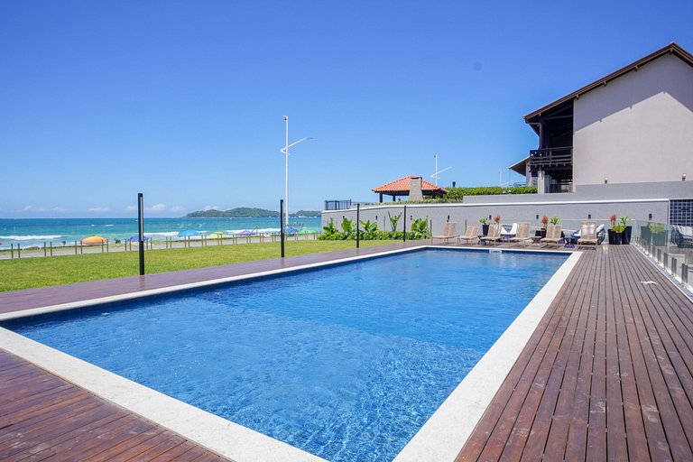 071 - Beira Mar na praia de Bombas com 03 suítes