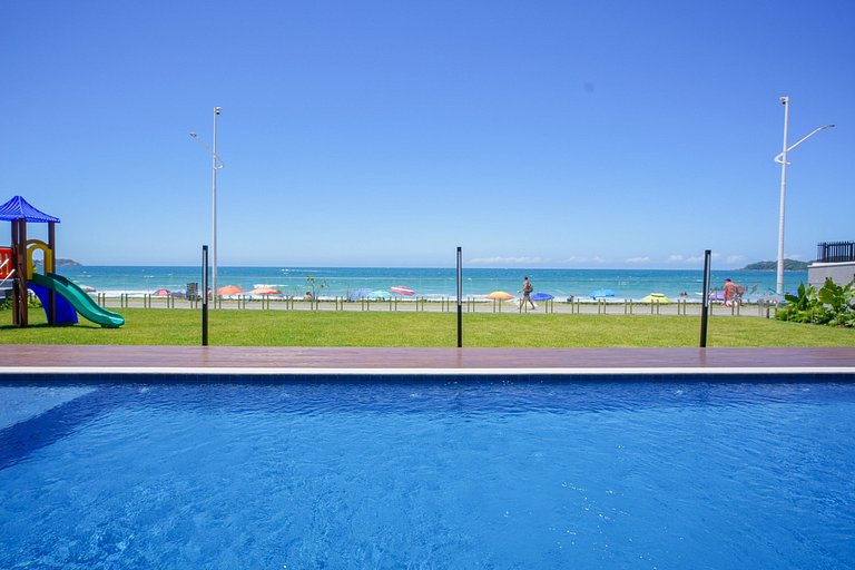 071 - Beira Mar na praia de Bombas com 03 suítes