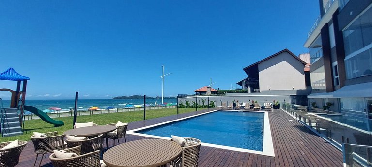 071 - Beira Mar na praia de Bombas com 03 suítes