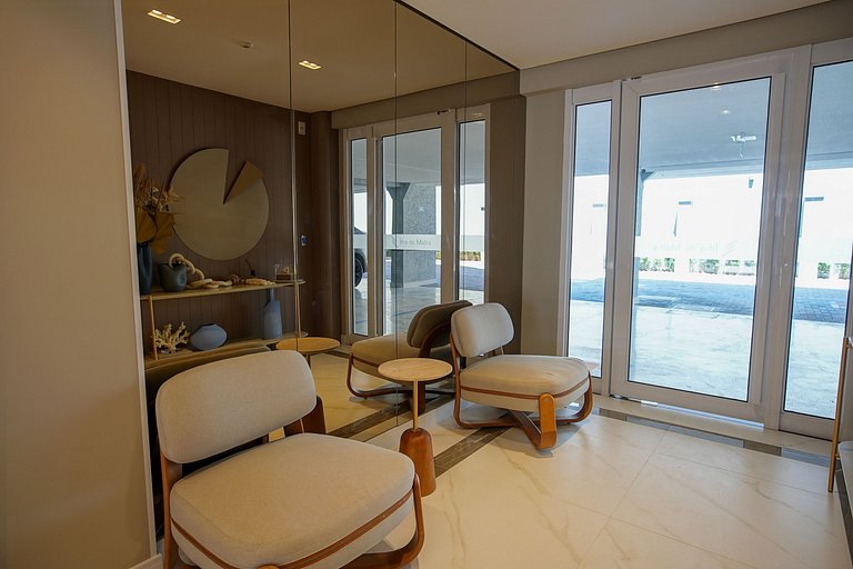 071 - Beira Mar na praia de Bombas com 03 suítes