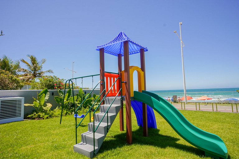 071 - Beira Mar na praia de Bombas com 03 suítes