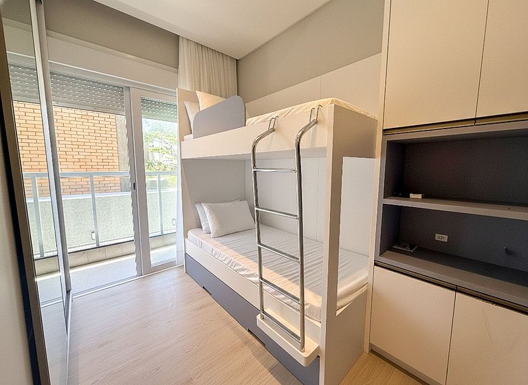 071 - Beira Mar na praia de Bombas com 03 suítes