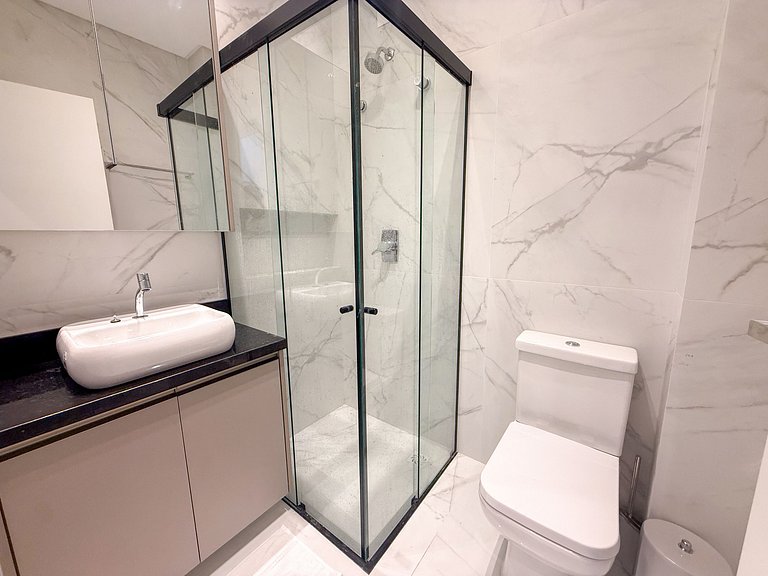 071 - Beira Mar na praia de Bombas com 03 suítes