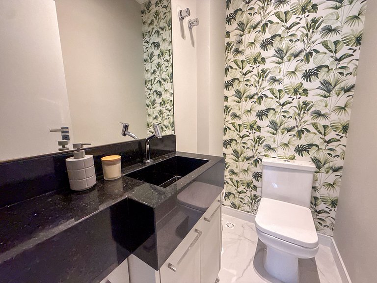 071 - Beira Mar na praia de Bombas com 03 suítes