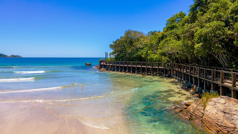 071 - Beira Mar na praia de Bombas com 03 suítes