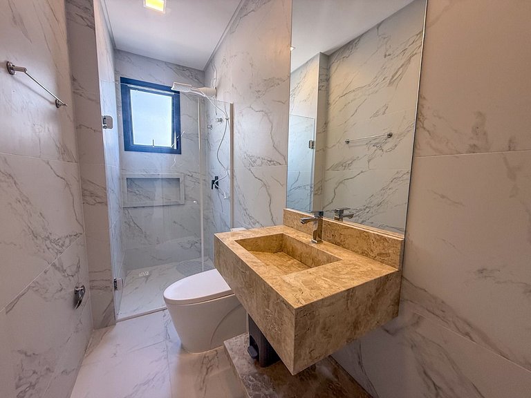 118 - Apto Bombinhas Centro com 03 suítes