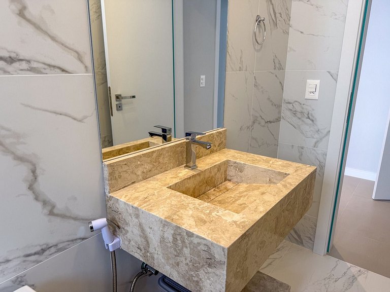 118 - Apto Bombinhas Centro com 03 suítes