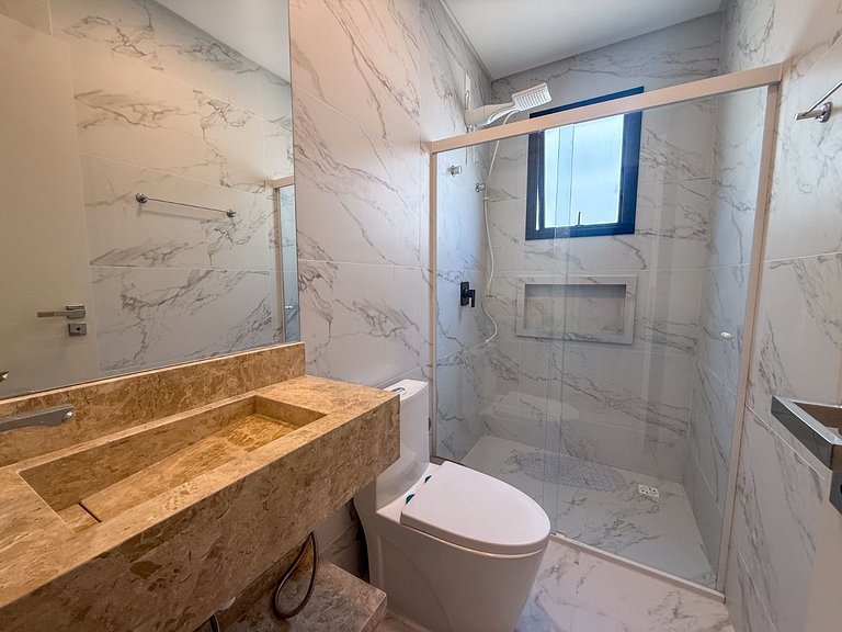 118 - Apto Bombinhas Centro com 03 suítes