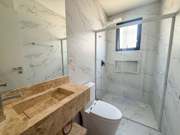 118 - Apto Bombinhas Centro com 03 suítes